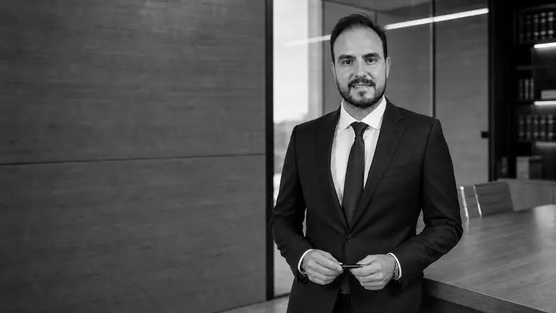 Fernando Casado, socio de Casado·Marín Abogados, en la sala de reuniones del despacho
